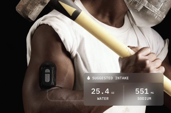 Connected hydration 3 Worker with hydration tracker and intake suggestion data